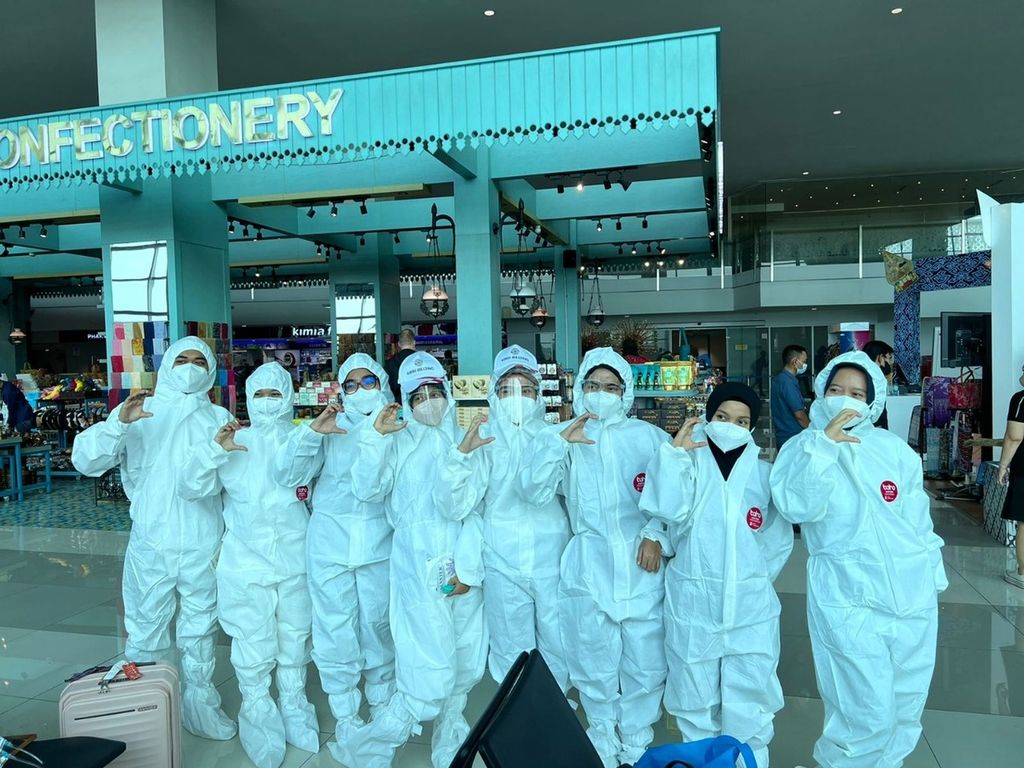 Sebanyak 124 mahasiswa Indonesia yang akan kembali ke China harus mengenakan pakaian alat pelindung diri (APD) selama perjalanan untuk kembali kuliah ke China pada masa pandemi Covid-19. Rombongan perdana ini berangkat dari Bandara Internasional Soekarno-Hatta, Tangerang, Banten, 7 September 2022.