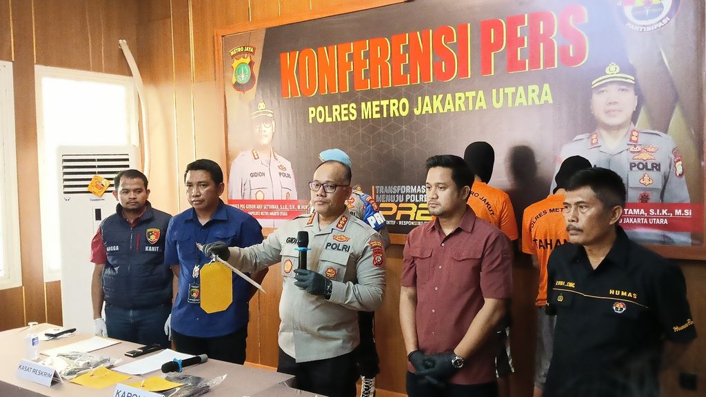 Kepala Kepolisian Resor Metro Jakarta Utara Komisaris Besar Gidion Arif Setyawan memegang alat bukti senjata tajam saat konferensi pers di Markas Polres Metro Jakarta Utara, Rabu (15/2/2023). Senjata tajam itu digunakan R (16) untuk menusuk anggota polisi yang menahan D, ayahnya, saat operasi penggerebekan narkotika jenis sabu di Tanah Merah, Koja, Kamis (9/2/2023).