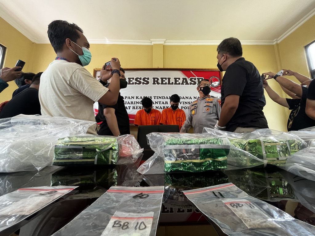Tim dari Polda Sultra menangkap dua mahasiswa pengedar sabu yang masuk dalam jaringan internasional di Kendari, Sulawesi Tenggara, seperti ditunjukkan pada Jumat (5/8/2022). Sebanyak 5,2 kilogram sabu ditemukan dalam penangkapan ini. Namun, para pelaku mengaku telah mengedarkan 10 kilogram sabu beberapa pekan sebelumnya.