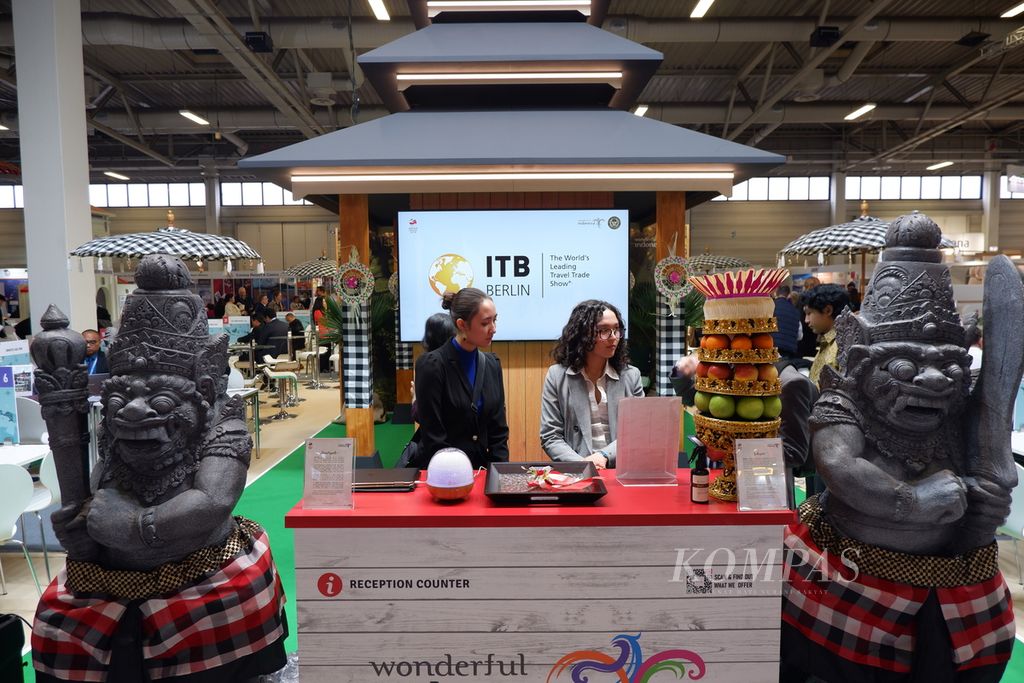 Tampak bagian depan paviliun Indonesia pada hari pertama Internationale Tourismus Borse atau Bursa Pariwisata Internasional Berlin di Messe, Berlin, Jerman, Selasa (7/3/2023). Paviliun Indonesia pada ITB Berlin 2023 bernuansakan Bali, dengan Meru atau arsitektur khas Bali yang menjulang di bagian depan. Aroma rempah, yakni lemon dan lemongrass (serai), dari Rumah Atsiri mengharumkan seluruh paviliun.