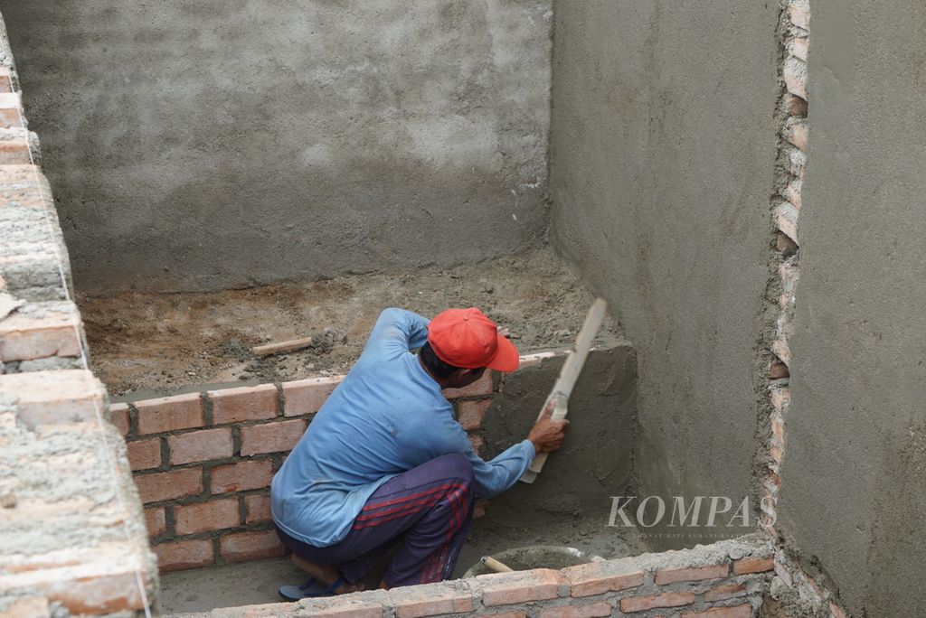 Seorang warga membuat septik tank di Kecamatan Ambawara, Kabupate Pringsewu, Lampung, Jumat (29/12). Pringsewu merupakan kabupaten pionir di Lampung yang mendeklarasikan Open Defecation Free (ODF) atau Gerakan Stop Buang Air Besar Sembarangan.