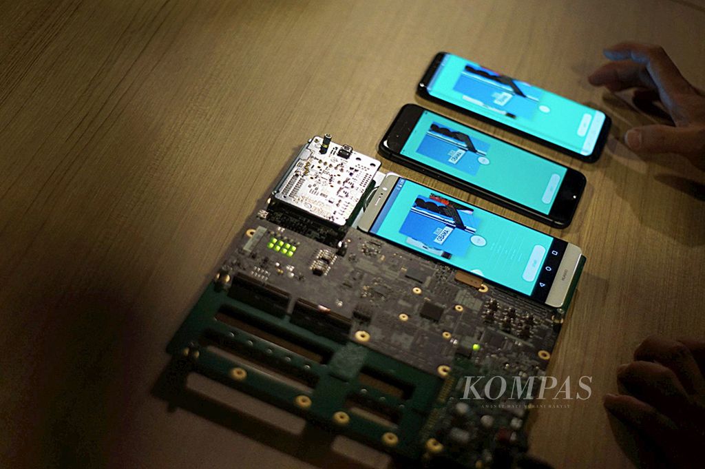 Pengujian atas kemampuan kecerdasan buatan diperlihatkan untuk ponsel pintar yang menggunakan sistem dalam cip (SOC) Kirin 970 pada pertengahan Oktober 2017. Dengan fitur kecerdasan buatan, ponsel pintar bisa mengelola informasi lebih baik untuk menghasilkan rekomendasi lebih relevan bagi pengguna yang dilakukan secara luring.