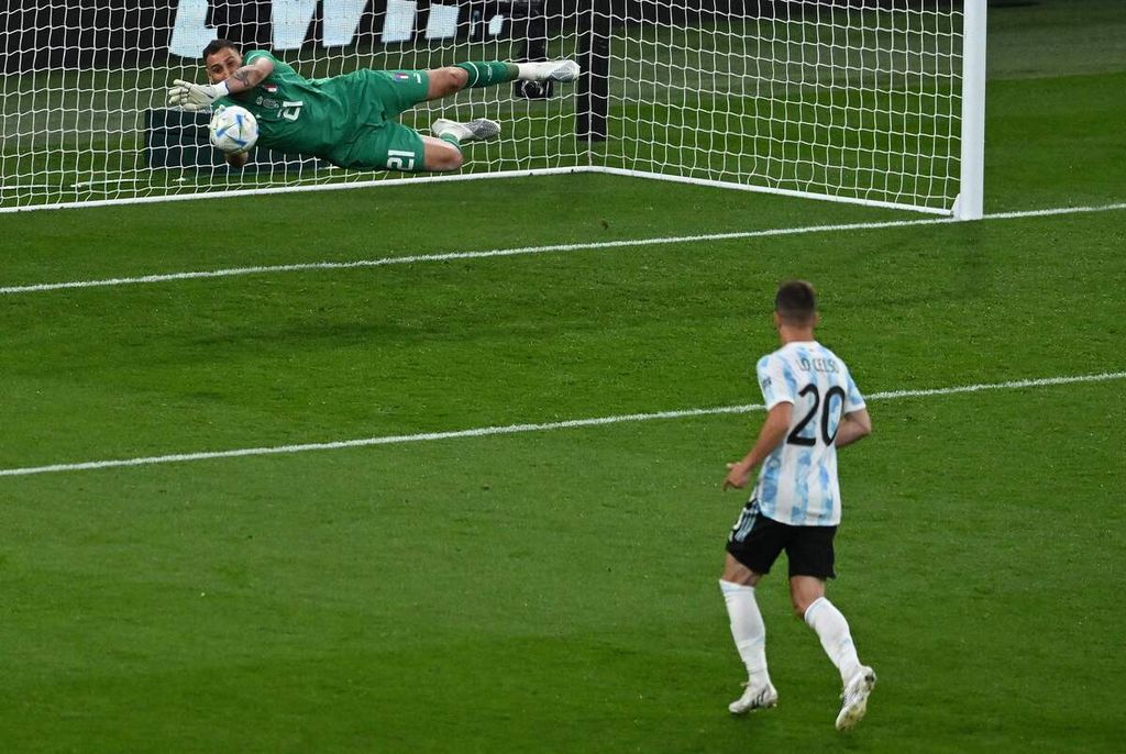 Penjaga gawang timnas Italia, Gianluigi Donnaruma, berhasil menyelamatkan gawangnya saat pertandingan Finalissima 2022 antara Italia dan Argentina di Stadion Wembley, London, Inggris, Kamis (2/6/2022) dini hari WIB. Dalam pertandingan yang mempertemukan juara Piala Eropa 2020 dan juara Copa America 2021 itu, Argentina mengalahkan Italia, 3-0. 