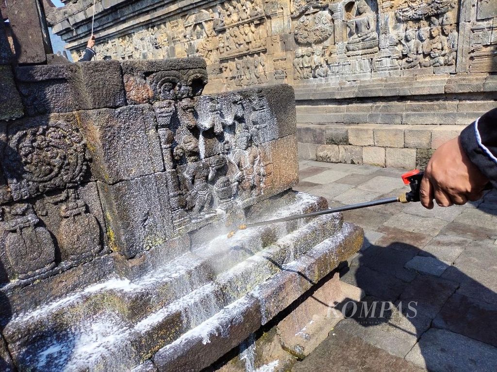 Sisa emulsi minyak sereh wangi yang disemprotkan pada batuan Candi Borobudur meninggalkan sisa, jejak, cairan berwarna putih susu.