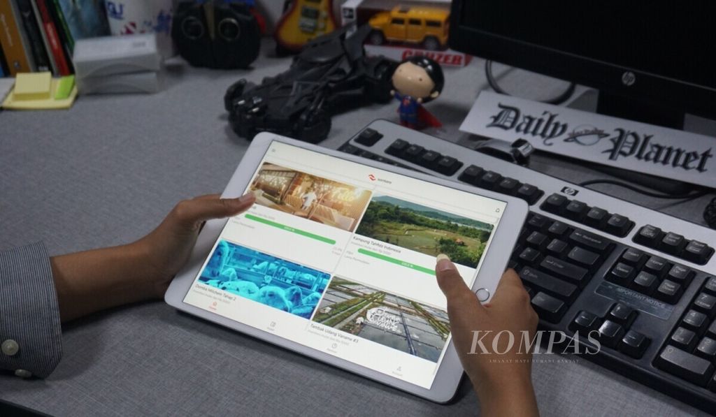 Pengguna tengah mengakses aplikasi penyelenggara layanan urun dana berbasis teknologi yang telah mendapatkan izin dari Otoritas Jasa Keuangan (OJK).