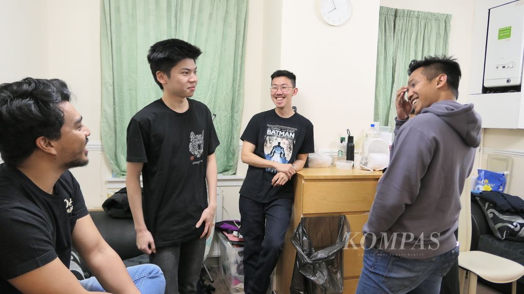 Suasana buka puasa bersama di tempat tinggal (flat) salah satu pelajar Indonesia di Glasgow, Skotlandia, Sabtu (16/4/2022).