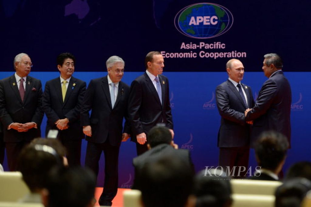 Presiden Rusia Vladimir Putin berjabat tangan dengan Presiden Susilo Bambang Yudhoyono disaksikan pemimpin dan perwakilan pemimpin negara selesai pembacaan pernyataan bersama hasil Konferesi Tingkat Tinggi Kerja Sama Ekonomi Asia Pasifik (APEC) 2013 di Nusa Dua, Bali, Selasa (8/10/2013).