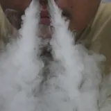 Bagaimana Sebenarnya Bahaya Rokok Elektronik buat Anak-anak Muda?