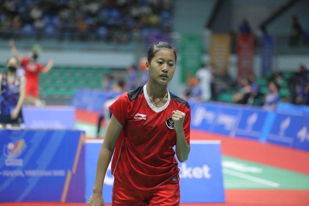 Tunggal putri Indonesia, Putri Kusuma Wardani, mengepalkan tangan seusai meraih poin saat melawan pemain Thailand peringkat ke-10 dunia, Pornpawee Chochuwong, pada laga semifinal bulu tangkis SEA Games Vietnam 2021 di Bac Giang Gymnasium, Sabtu (21/5/2022). Putri kalah 16-21, 9-21 dan harus puas dengan medali perunggu. 