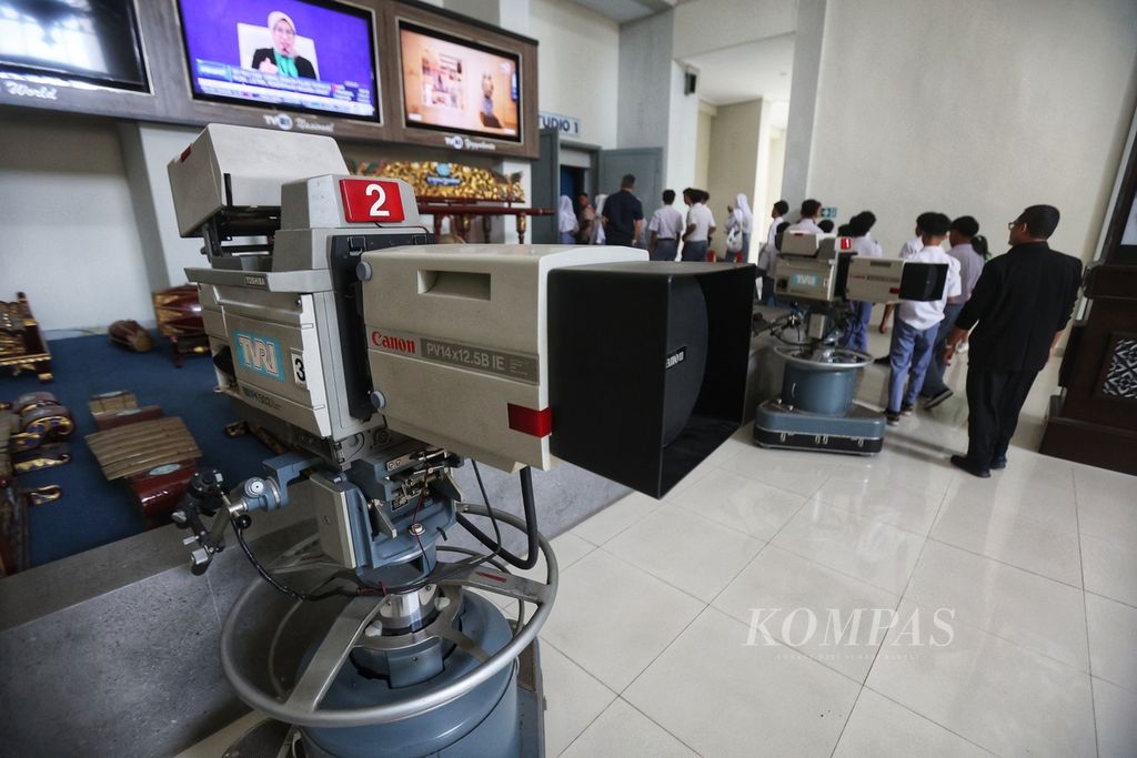Sejumlah kamera televisi yang menjadi andalan pada masa lampau dipajang di kantor TVRI Yogyakarta, Sleman, Daerah Istimewa Yogyakarta, Selasa (27/2/2024). Badan Legislasi DPR tengah menyusun draf revisi UU Penyiaran.