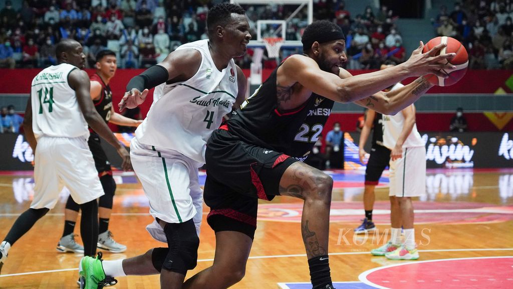 Pemain timnas Indonesia, Marques Terrell Bolden (kanan), melewati pemain timnas Arab Saudi, Mohammed Almarwani (kiri), dalam babak penyisihan Piala Asia FIBA 2022 di Istora Gelora Bung Karno, Jakarta, Selasa (12/7/2022). Pada kuarter pertama, Indonesia unggul atas Arab Saudi dengan skor 18-13. Pada kuarter kedua, Indonesia semakin meninggalkan Arab Saudi dengan skor 44-30. 