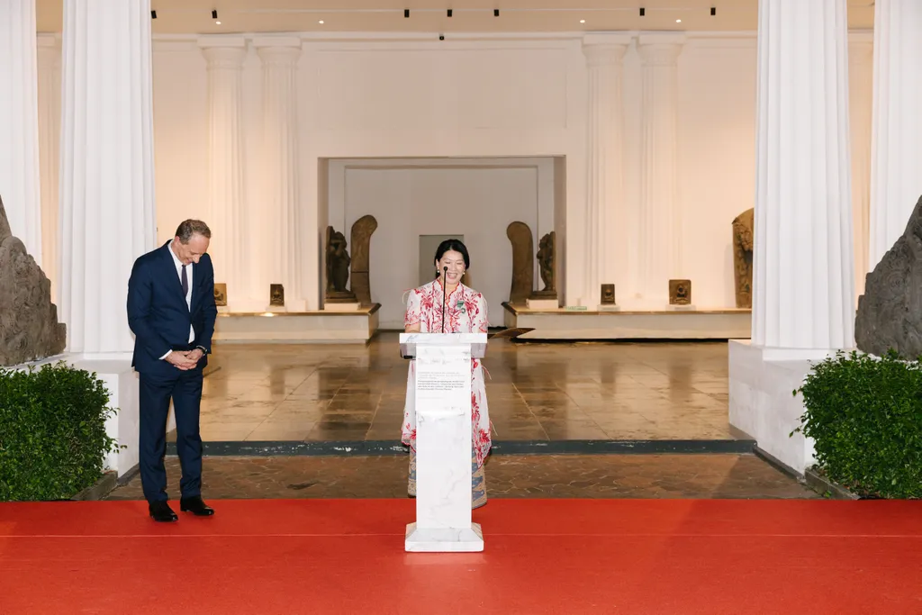 Thresia Mareta saat memberi sambutan dissaksikan Duta Besar Prancis untuk Indonesia, Fabien Penone, di Museum Nasional, Selasa (18/02/2025)