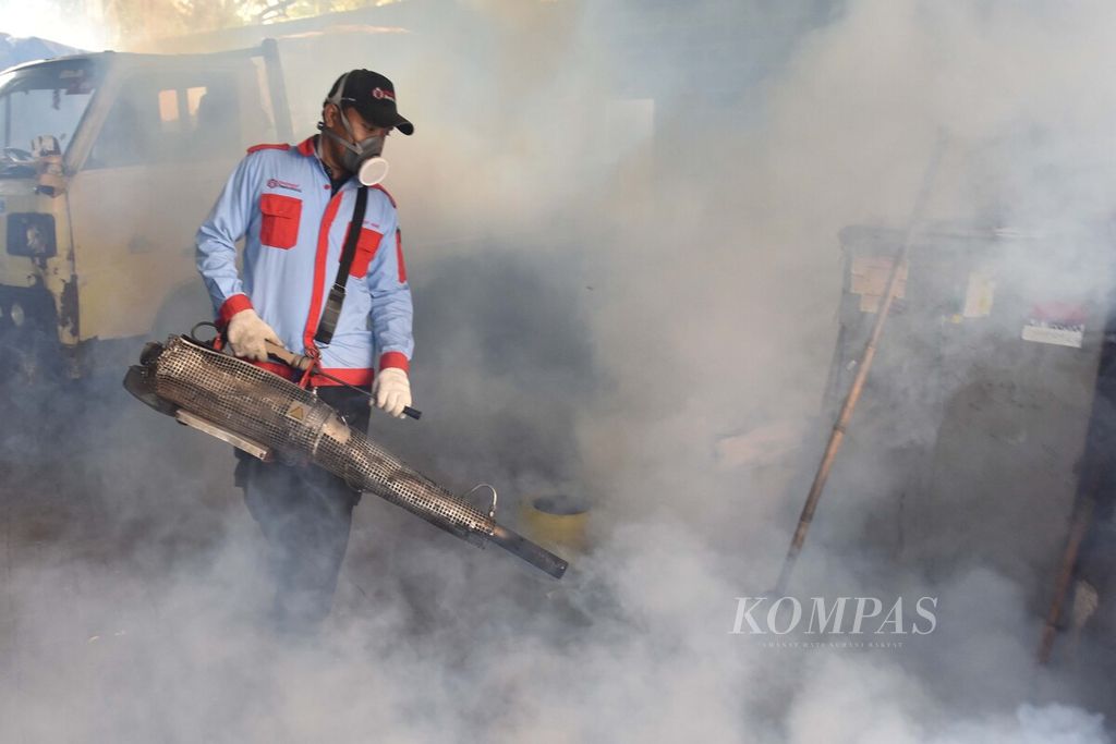 Selain di lingkungan perumahan, kegiatan pengasapan atau <i>fogging </i>yang dilakukan untuk mencegah wabah demam berdarah juga dilakukan di lingkungan perkantoran, seperti yang ditemui di kawasan Palmerah, Jakarta, Sabtu (11/4/2020).