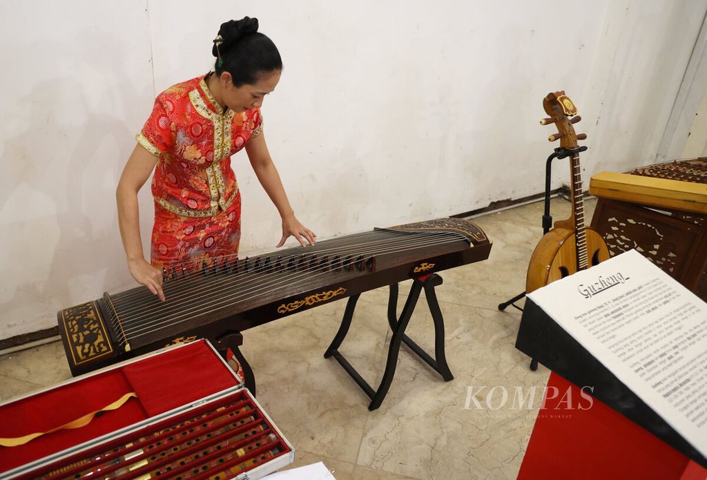 Salah satu anggota komunitas Rasa Dharma memainkan alat musik tradisional yang dihadirkan dalam pameran berjudul Jalur Sutra Maritim di Gedung Oudetrap, Kota Lama, Kota Semarang, Jawa Tengah, Jumat (3/10/2025). 