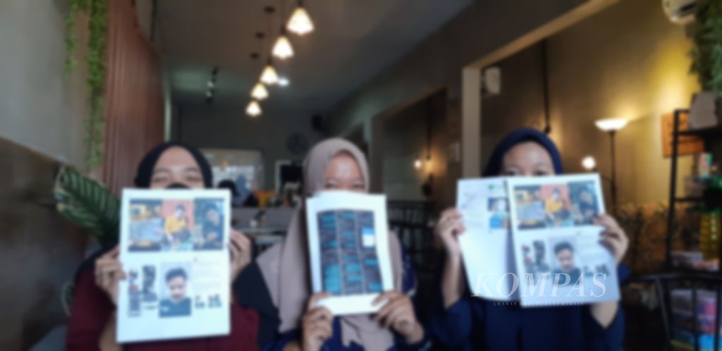 Tiga korban penipu berkedok cinta Faris Ahmad Faza (31), yaitu dari kiri ke kanan Tr (31), Li (25) dan Il (28) ,saat melapor bersama-sama di Polres Kediri Kota, Jawa Timur, Minggu (20/3/2022).