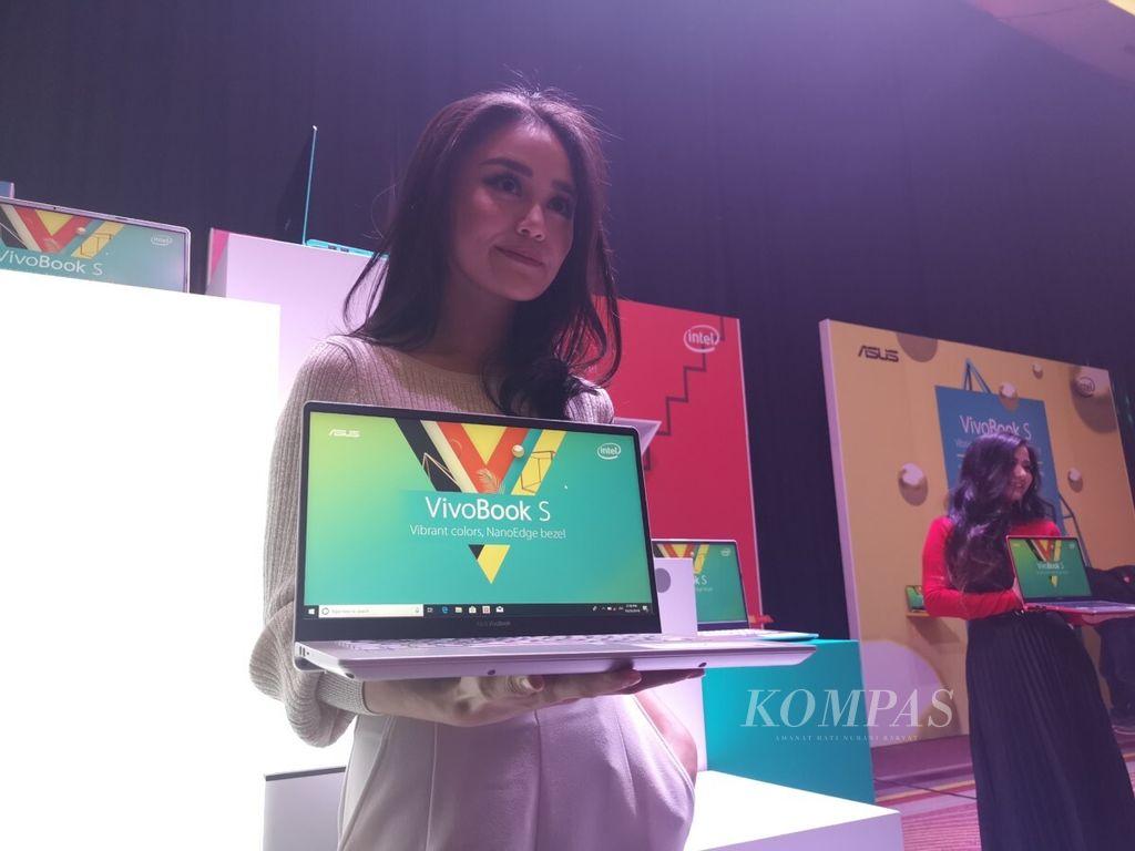 Selebgram Cecil Xu memperlihatkan komputer jinjing VivoBook S warna firmament green yang diluncurkan hari Kamis (22/11/2018). Dengan mengusung lima sosok muda, Asus berharap bisa menggaet konsumen untuk produk VivoBook S mereka.