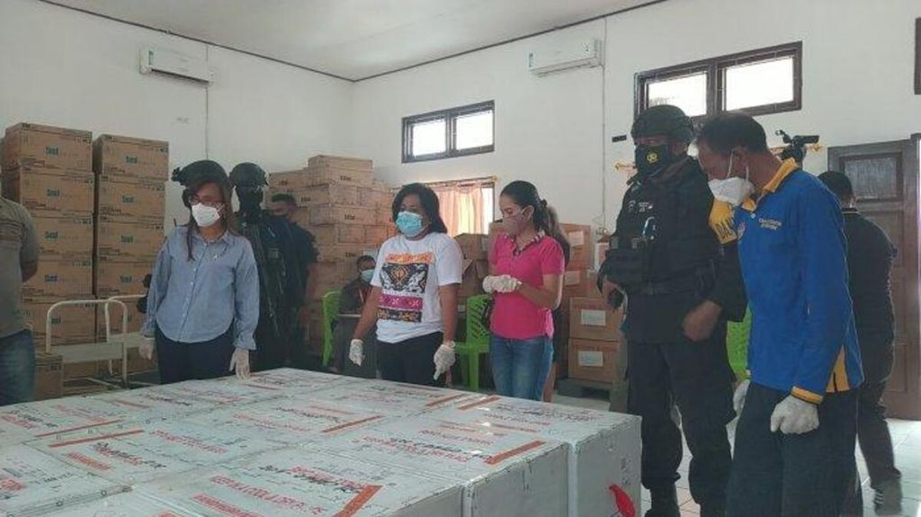 Vaksin untuk tiga kabupaten, yakni Sumba Tengah, Rote Ndao, dan Sabu Raijua, masih berada di Kupang, Minggu (31/1/2021), sementara 19 kabupaten sudah mengambil vaksin itu di Kupang untuk dibawa ke kabupaten masing-masing.