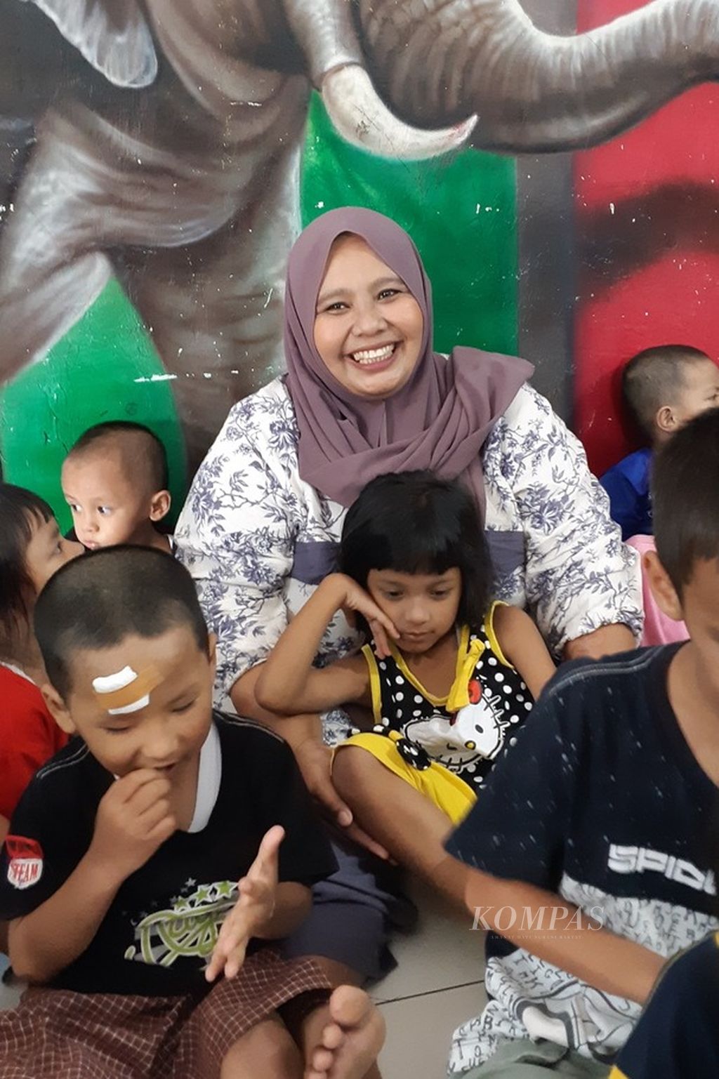 Nur Miftahul Jannah dan anak asuhnya.