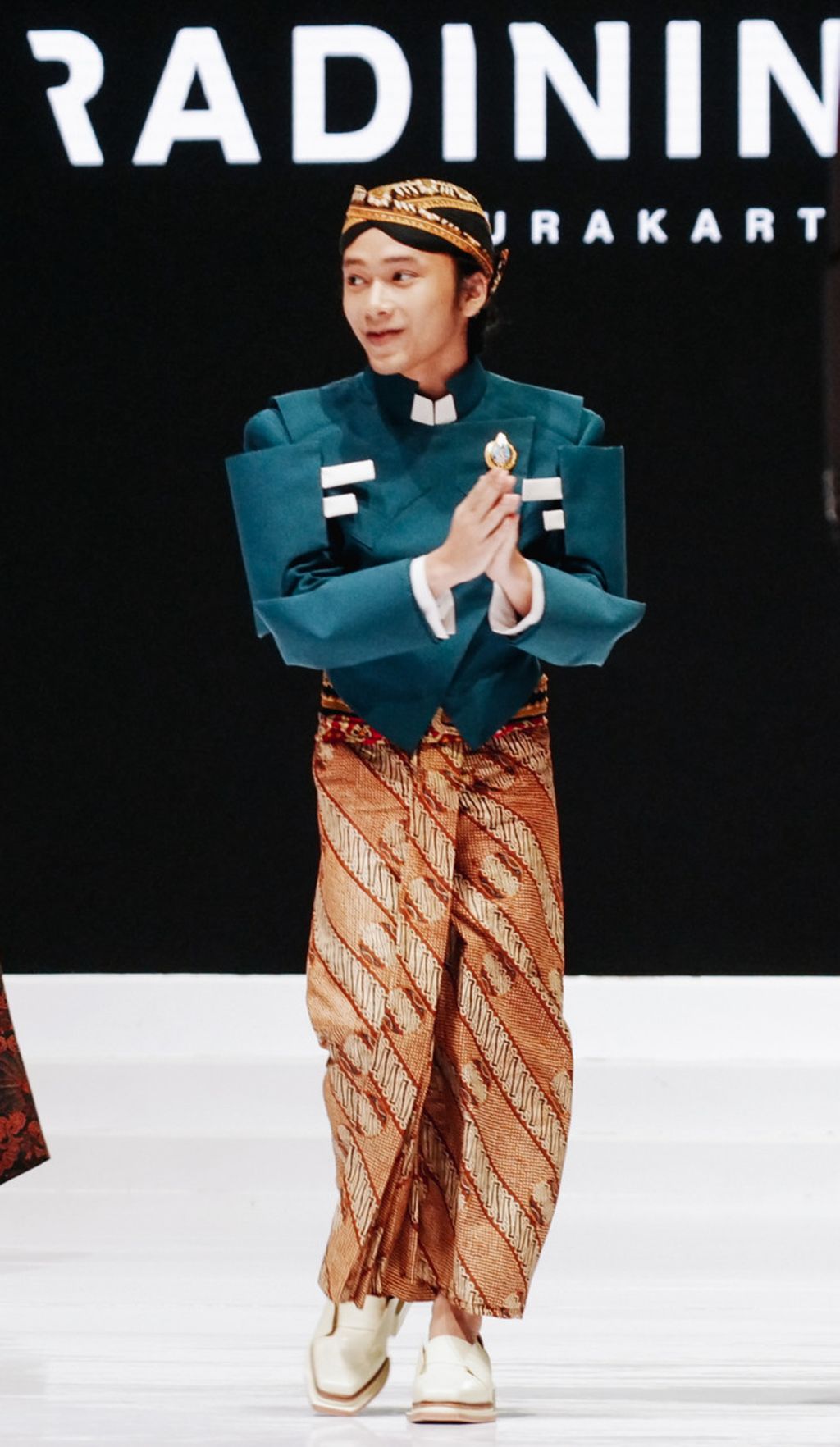 Desainer Raden Mas Radinindra Nayaka Anilasuta (22) atau yang biasa disapa dengan Nayaka membuat heboh pencinta K-Pop ketika busana batik rancangannya dipakai oleh Jay dan Donghyuk, member iKON, <i>boy band</i> asal Korea Selatan. Menggunakan kain batik tradisional, Nayaka berusaha membawa budaya Indonesia agar dikenal masyarakat luas.