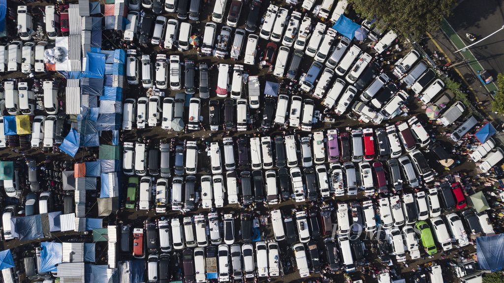 Foto aerial deretan mobil pedagang pakaian yang difungsikan sebagai toko di Pasar Tasik, Cideng, Jakarta Pusat, Kamis (16/3/2023). Pasar yang hanya buka pada hari Senin dan Kamis ini diserbu pengunjung yang berburu pakaian untuk Lebaran. 