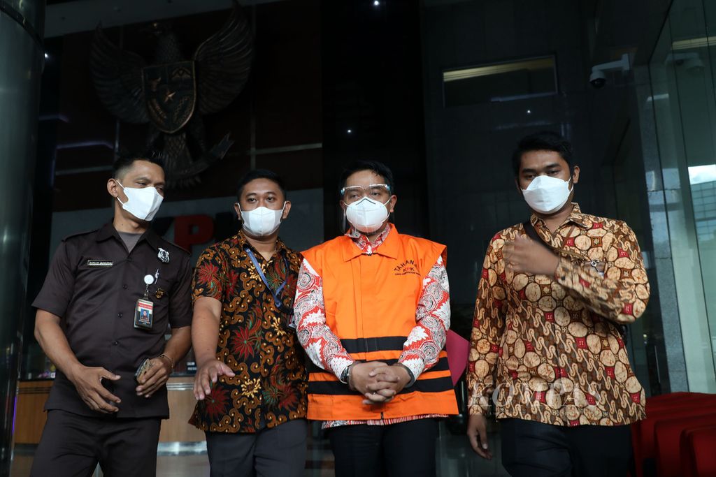 Mantan Direktur Jenderal Bina Keuangan Daerah Kementerian Dalam Negeri Mochamad Ardian Noervianto dibawa ke luar Gedung KPK untuk dibawa ke Rumah Tahanan KPK di Gedung Merah Putih KPK, Jakarta, Rabu (2/2/2022). KPK resmi menahan Ardian setelah sebelumnya telah menyandang status tersangka terkait kasus dugaan suap pengajuan Dana Pemulihan Ekonomi Nasional Daerah untuk Kabupaten Kolaka Timur tahun 2021. 