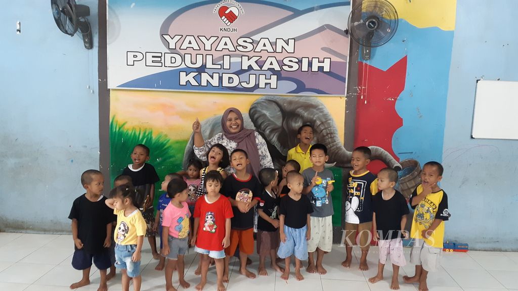 Nur Miftahul Jannah dikelillingi oleh anak asuhnya. 
