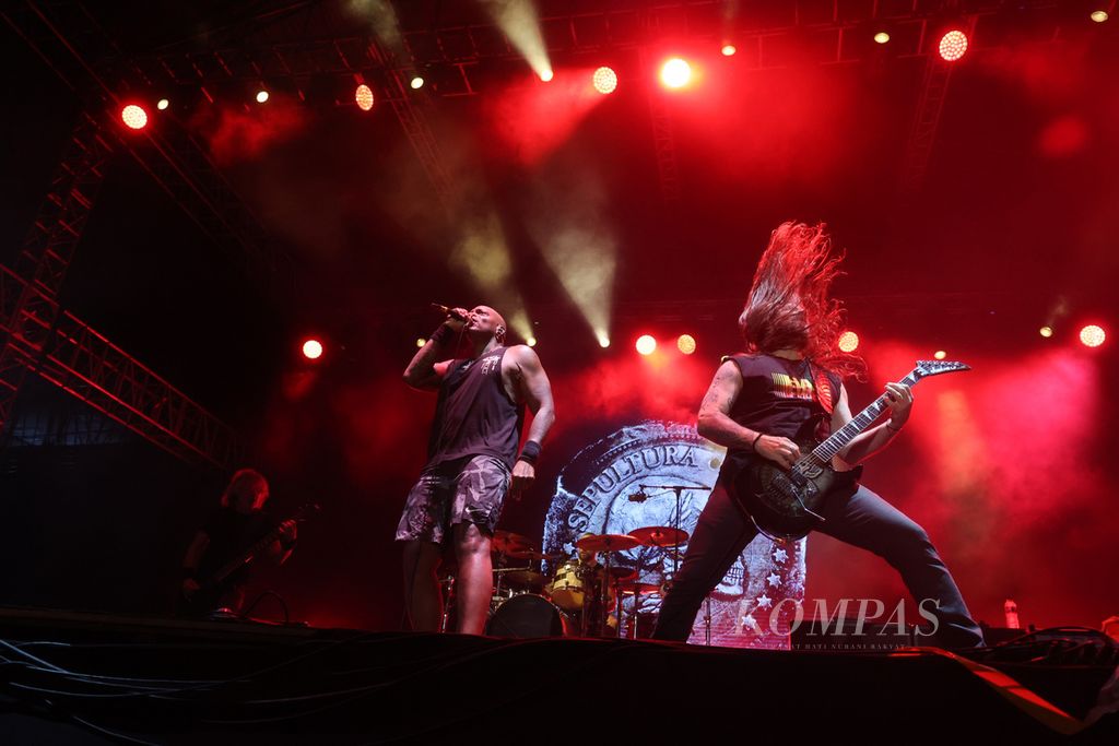 Grup Sepultura tampil dalam konser Jogjarockarta di Stadion Kridosono, Yogyakarta, Sabtu (30/9/2023) malam. Grup musik <i>heavy metal</i> dari Brasil yang dibentuk tahun 1984 ini tampil dengan formasi Derrick Green (vokal), Andreas Kisser (gitar), Paulo Jr (bas), dan Eloy Casagrande (drum).