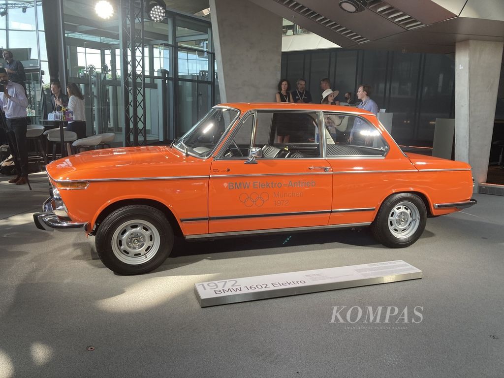 Mobil listrik pertama BMW, BMW 1602 Elektro-Antrieb, turut dipamerkan di tempat perayaan 50 Tahun Gedung Markas Besar BMW di BMW Welt, Kota Muenchen, Jerman, Jumat (22/7/2022).