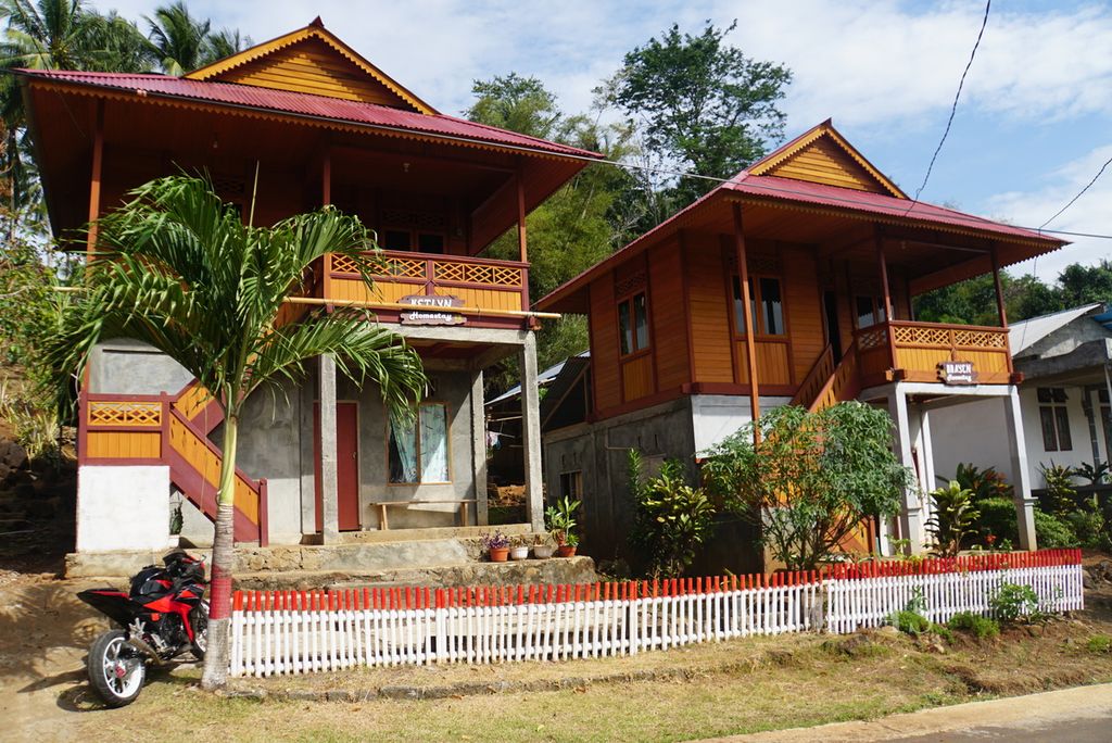 Dua penginapan berdiri berdampingan di Desa Pulisan yang masuk area Kawasan Ekonomi Khusus Pariwisata Likupang di Likupang Timur, Minahasa Utara, Sulawesi Utara, Kamis (14/9/2023).