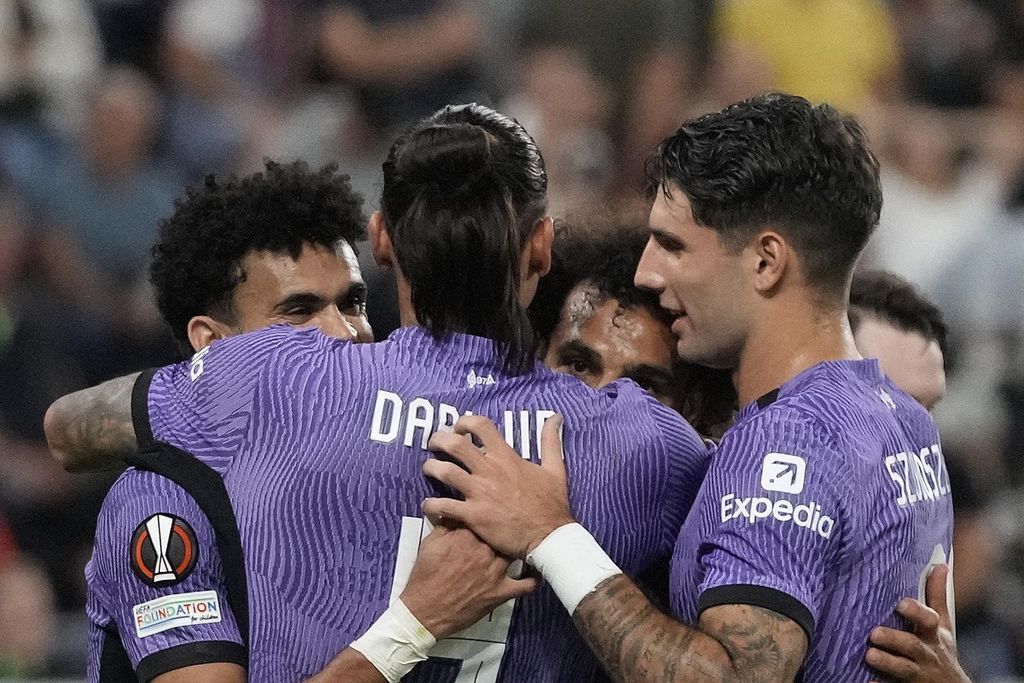 Para pemain Liverpool merayakan gol yang dicetak Mohamed Salah pada laga Liga Europa melawan LASK di Linz, Austria, Jumat (22/9/2023) dini hari WIB.