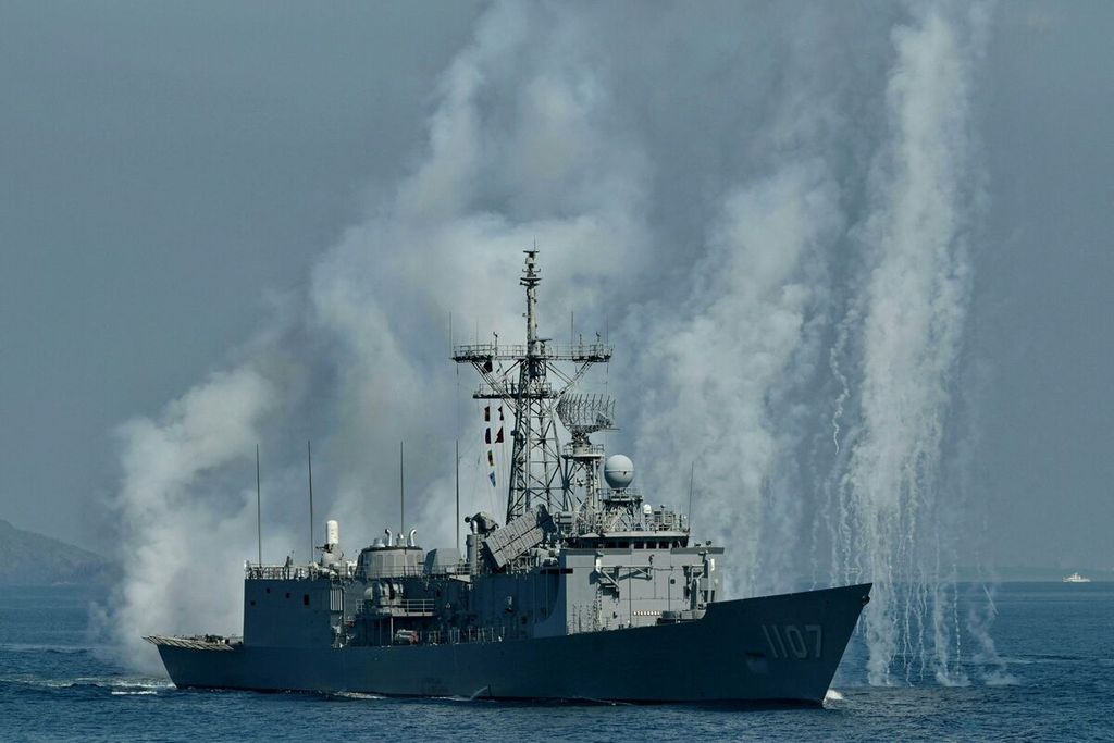Kapal fregat Taiwan saat mengikuti latihan tahunan Han Kuang di laut dekat Pangkalan Angkatan Laut Suao, Yilan, Taiwan, 26 Juni 2022.