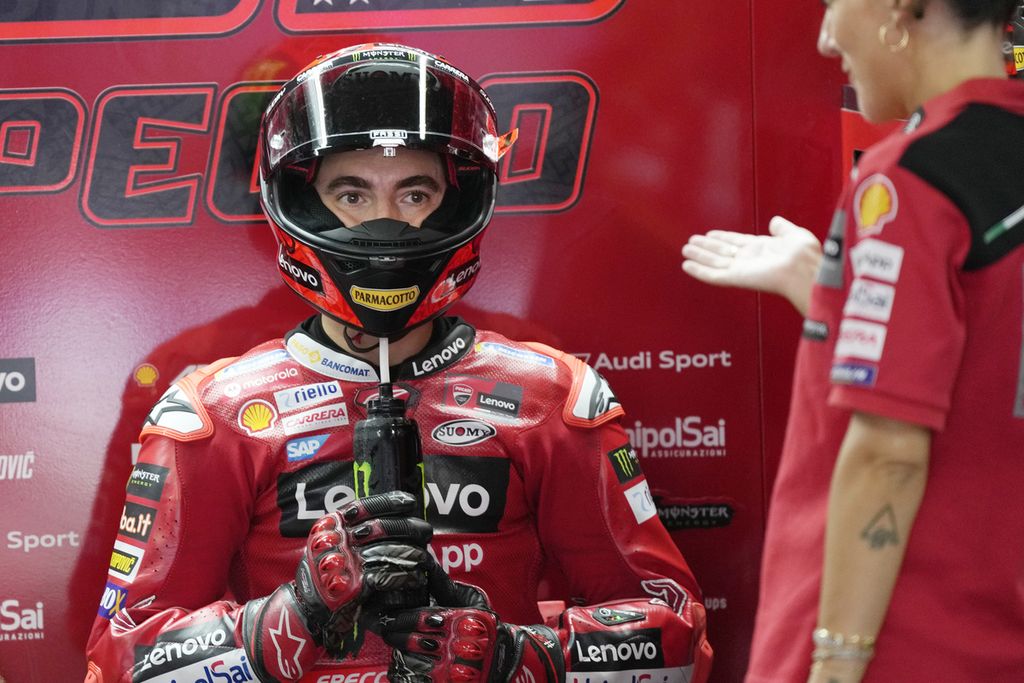 Pebalap Ducati, Francesco Bagnaia, tengah bersiap untuk melakukan latihan bebas MotoGP seri India di Sirkuit Buddh, Greater Noida, Jumat (22/9/2023).