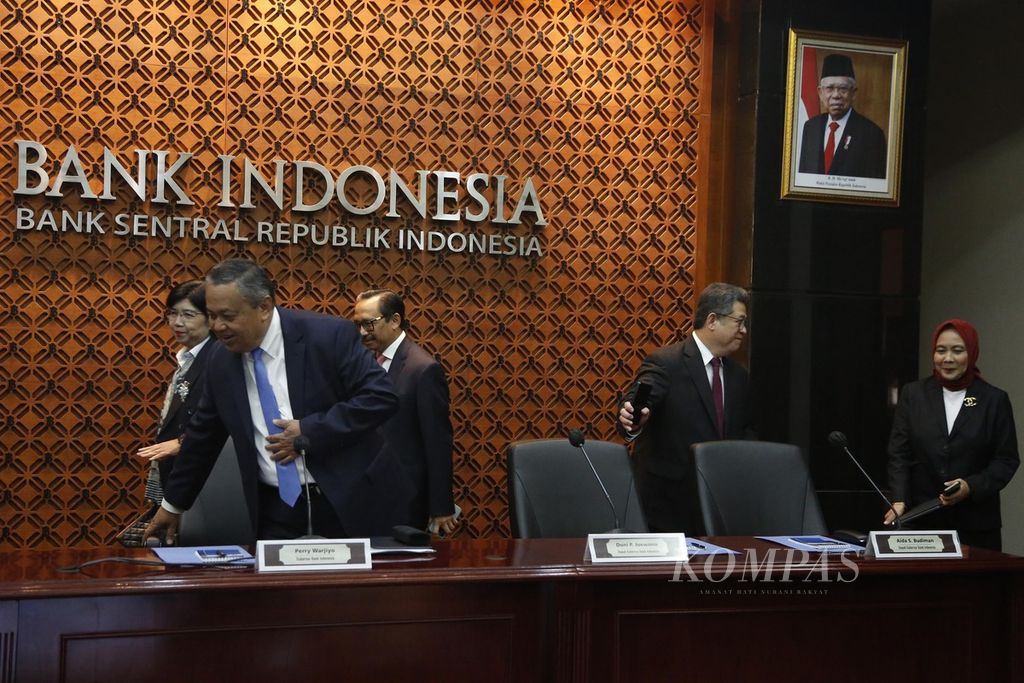 Gubernur Bank Indonesia Perry Warjiyo (kedua dari kiri) hendak memimpin konferensi pers hasil Rapat Dewan Gubernur Bank Indonesia didampingi para deputi, Destry Damayanti, Juda Agung, Doni P Joewono, dan Aida S Budiman (dari kiri ke kanan), di Gedung BI, Jakarta, Selasa (18/4/2023). BI tetap mempertahankan suku bunga acuan pada 5,75 persen. Suku bunga acuan ini telah bertahan selama empat bulan sejak keputusan RDG BI menaikkannya 25 basis poin pada Januari 2023.