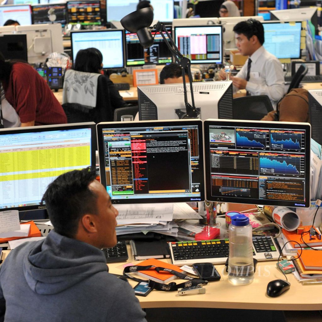 Aktivitas perdagangan obligasi di Dealing Room, Bank Negara Indonesia, Jakarta, Rabu (4/2/2015).