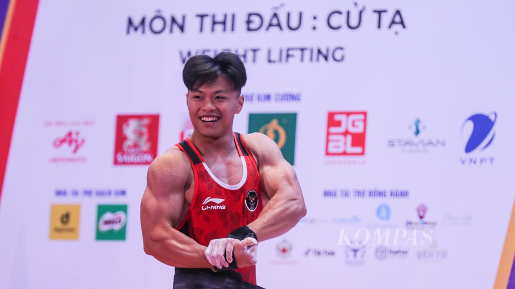 Gaya lifter Indonesia Rahmat Erwin Abdullah setelah melakukan angkatan terakhir dalam nomor 73 kilogram putra cabang angkat besi pada SEA Games Vietnam 2021 di Hanoi Training Center, Hanoi, Vietnam, Sabtu (21/5/2021). Rahmat meraih emas kelas 73 kilogram dan memecahkan rekor dunia angkatan <i>clean & jerk</i> dengan 200 kg dalam Kejuaraan Dunia Angkat Besi 2022 di Gran Carpa Americas Corferias, Bogota, Kolombia, Sabtu (10/12/2022) waktu Indonesia.