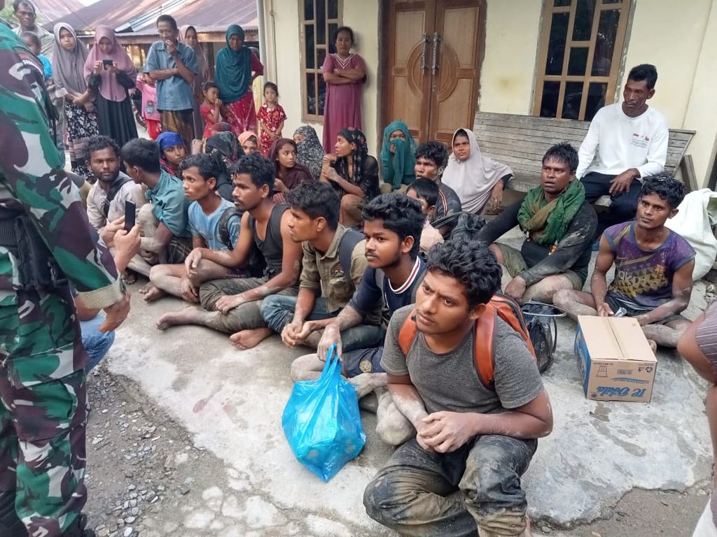 Pengungsi etnis Rohingya berada di Desa Padang Kawa, Kecamatan Tangan-tangan, Kabupaten Aceh Barat Daya, Aceh, 3 Maret 2023. Mereka terdampar di kabupaten itu setelah berlayar dari Bangladesh.