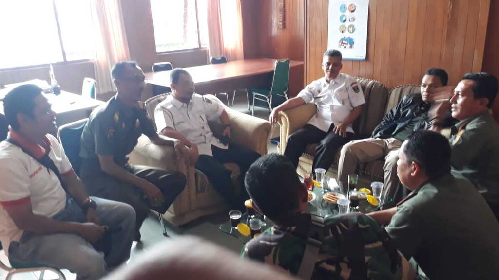 Pihak Balai Konservasi Sumber Daya Alam Sumatera Barat, Badan Pengelola Geopark Ranah Minang Silokek, kesatuan pengelola hutan, polres, kodim, serta warga setempat membahas penanganan dua gajah sumatera jantan yang muncul di Nagari Durian Gadang, Kecamatan Sijunjung, Kabupaten Sijunjung, Sumatera Barat, Rabu (15/2/2023).
