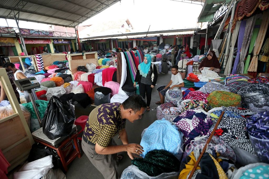 Suasana Pasar Cipadu di jalan KH. Wahid Hasyim, Tangerang, Banten, Rabu (25/2/2015). Pasar tekstil ini menjual berbagai macam jenis kain dengan cara ditimbang atau kiloan dan juga meteran.