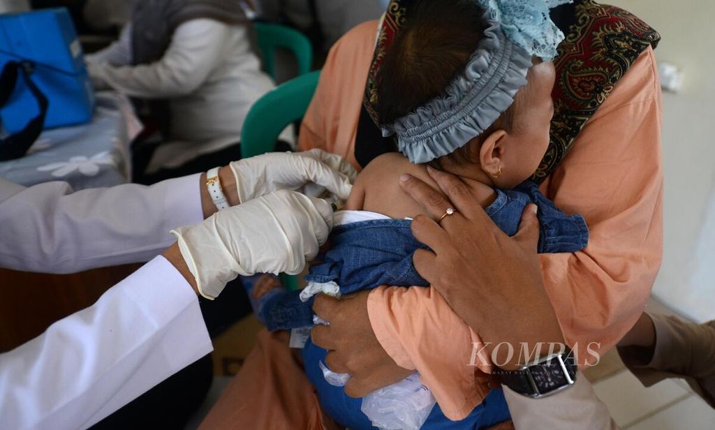 Seorang anak balita mendapatkan imunisasi dalam kegiatan posyandu di lingkungan RW 011 Kelurahan Cinangka, Kecamatan Sawangan, Kota Depok, Jawa Barat, Rabu (24/8/2022). 