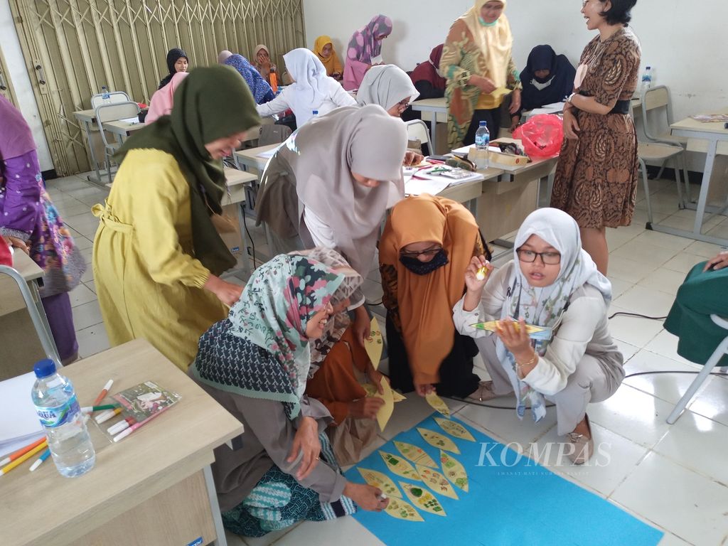 Para guru SD/MI di wilayah Jonggol, Kabupaten Bogor, Jawa Barat, antusias mengikuti TOT Gerakan Nasional Pemberantasan Buta Membaca (Gernas Tastaba) di SDN Citra Indah, Jonggol, Minggu (28/8/2022). Para guru yang didukung komunitas Jonggol Reformer Educators mempraktikkan kegiatan setelah membaca buku dengan membuat karya.