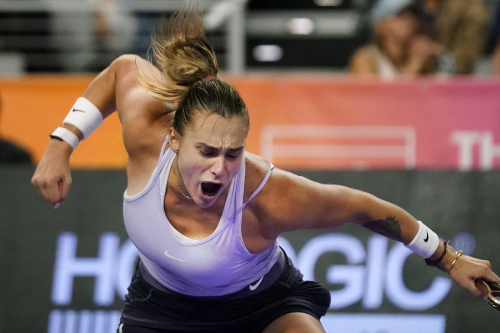 Reaksi petenis Belarus, Aryna Sabalenka, setelah memenangi laga melawan petenis Polandia, Iga Swiatek, dalam pertandingan semifinal Final WTA di Fort Worth, Texas, Senin (7/11/2022) pagi WIB. Sabalenka mengalahkan Swiatek 6-2, 2-6, 6-1.