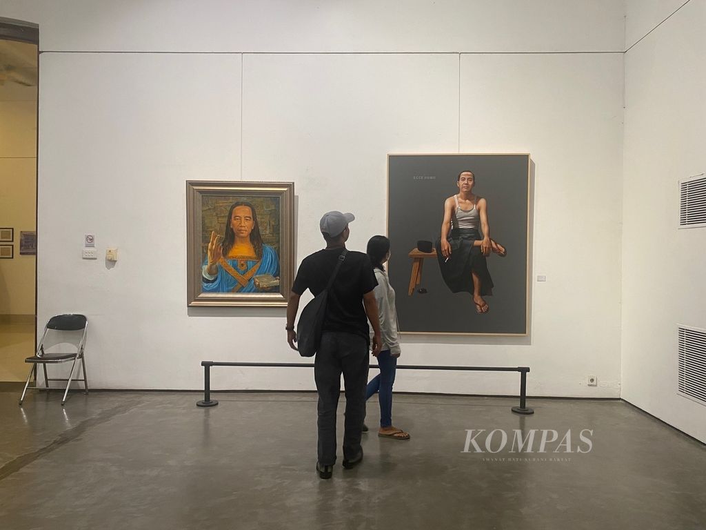 Pengunjung melihat lukisan Budi Ubrux tentang Presiden Joko Widodo dan lukisan Sigit Santosa tentang Presiden Soekarno yang dipamerkan dalam pameran bertajuk Seni Agawe Santoso di Semarang Contemporary Art Gallery, Kota Semarang, Jawa Tengah, Selasa (28/2/2023). Pameran yang diikuti 45 seniman asal Jateng dan DI Yogyakarta itu akan digelar hingga 24 Maret 2023.