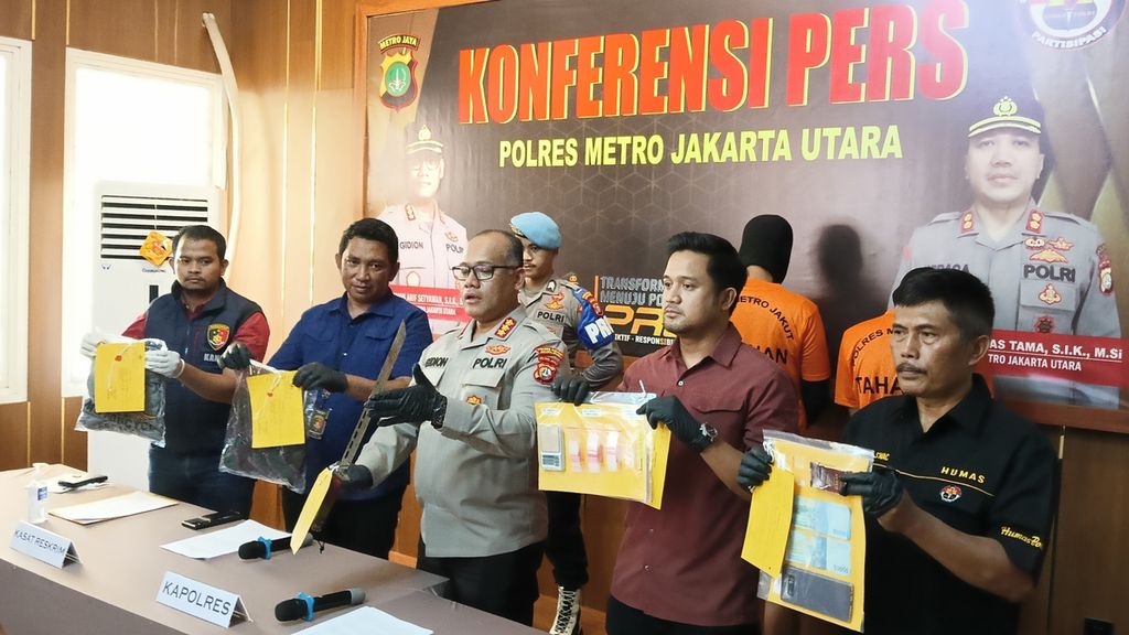 Kepala Kepolisian Resor Metro Jakarta Utara Komisaris Besar Gidion Arif Setyawan memegang alat bukti senjata tajam saat konferensi pers di Markas Polres Metro Jakarta Utara, Rabu (15/2/2023). Senjata tajam itu digunakan R (16) untuk menusuk anggota polisi yang menahan D, ayahnya, saat operasi penggerebekan narkotika jenis sabu di Tanah Merah, Koja, Kamis (9/2/2023).