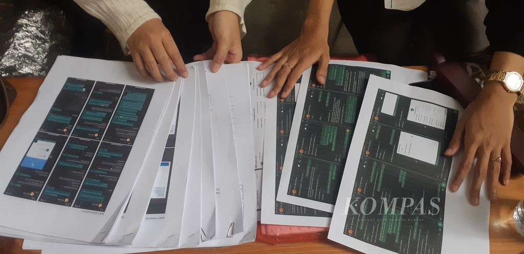 Korban penipu berkedok cinta Faris Ahmad Faza memperlihatkan barang bukti sebelum melapor ke polisi di Kota Kediri, Jawa Timur, Sabtu (4/3/2022). Dalam 2021 sampai awal 2022, terlacak 9 korban oleh pelaku sama di Jawa Tengah dan Jawa Timur.