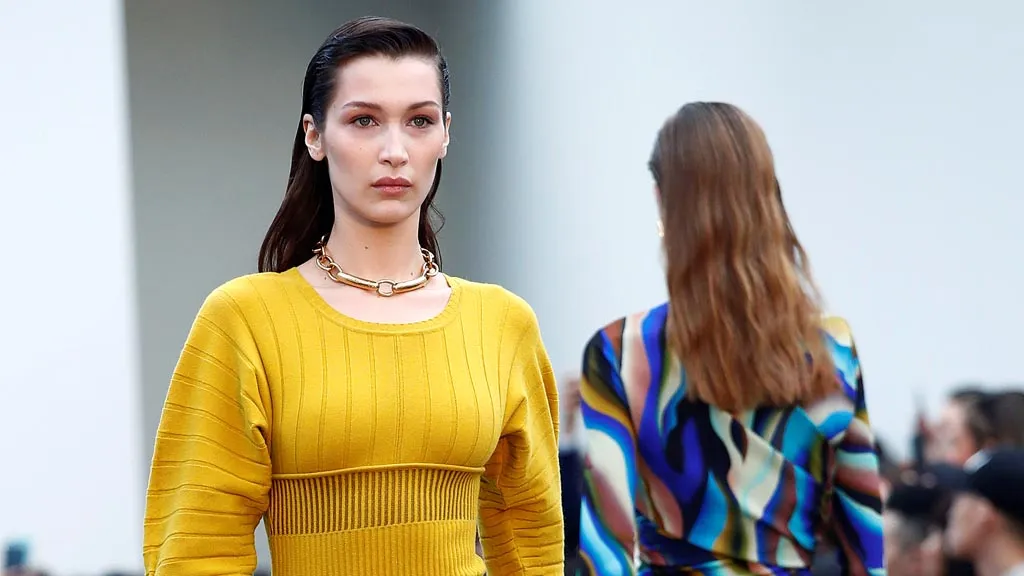 Bella Hadid membawakan karya desainer Roberto Cavalli di acara  Milan Fashion Week di Milan, Italia, Sabtu (23/3/2019).