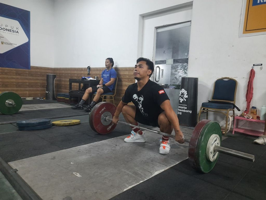 Lifter Eko Yuli Irawan dari kelas 61 kilogram akan mewakili Indonesia merebut tiket menuju Olimpiade Paris 2024 di Kejuaraan Dunia Angkat Besi di Bogota, Kolombia. Latihan ini rutin dilakukan tiap hari di Mess Kwini, Jakarta. Eko berhasil meraih 2 medali perak dan 1 medali perunggu kelas 61 kilogram dalam Kejuaraan Dunia Angkat Besi 2022 di Bogota, Kamis (8/12/2022) waktu Indonesia.