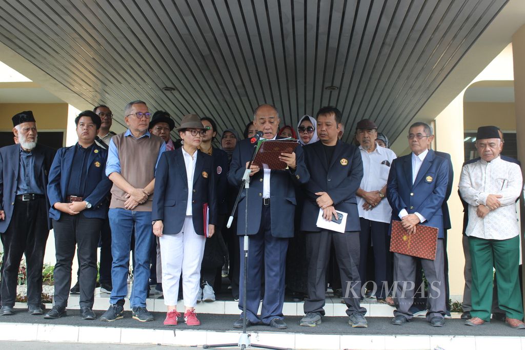 Ketua Senat Akademik Universitas Padjadjaran (Unpad) Ganjar Kurnia membacakan Seruan Padjadjaran di kampus Unpad Dipati Ukur, Kota Bandung, Jawa Barat, Sabtu (3/2/2024). Seruan yang berisi peringatan kepada para penguasa untuk lebih berintegritas dan bermartabat di tahun politik ini ditandatangani oleh ratusan sivitas akademika Unpad.