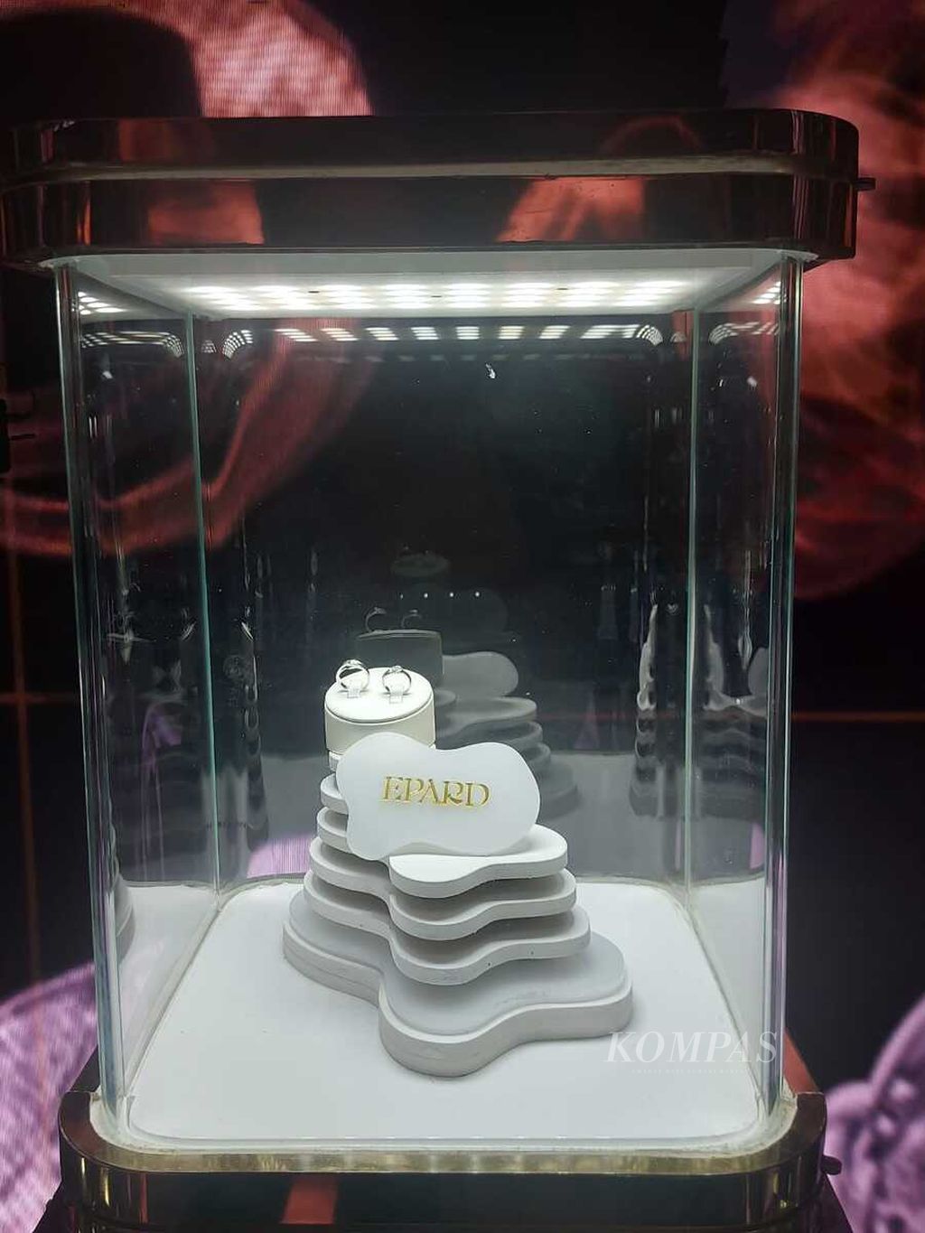 Salah satu koleksi Ahvagary yang dinamakan Epard dipamerkan di Infinity Room. Peluncuran koleksi Adelle X HIan Tjen dilaksanakan di tengah pameran Bridestory Market, Jumat (3/3/2023), di ICE BSD, Tangerang.