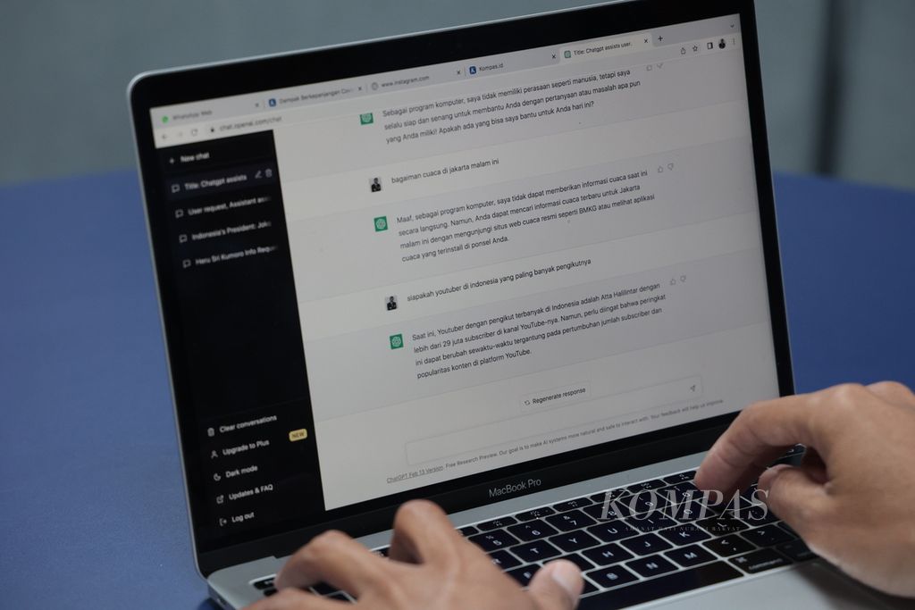 Pemanfaatan aplikasi berbasis kecerdasan buatan (<i>artificial intelligence</i>/AI), ChatGPT, di sebuah kantor di Jakarta (7/3/2023). ChatGPT adalah <i>chatbot </i>AI berupa model bahasa generatif yang menggunakan teknologi transformer untuk memprediksi probabilitas kalimat atau kata berikutnya dalam suatu percakapan ataupun perintah teks. 