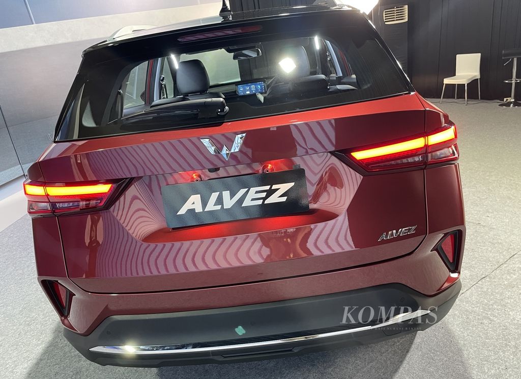 Bagian belakang Wuling Alvez diimbuhi lampu LED dan ornamen krom di bagian bemper bawah. Kaca belakangnya dilengkapi wiper tapi tanpa penghilang kabut (<i>defogger</i>).